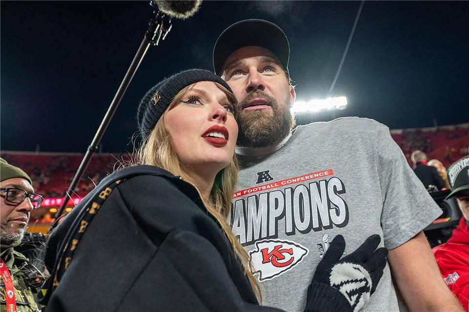 Im Juni soll die Hochzeit sein: Taylor Swift (l) und Travis Kelce. (Archivbild)Emily Curiel/Ecuriel@kcstar.Com/TNS via ZUMA Press Wire/dpa