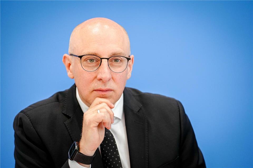 Im Juni stellte Sinan Selen - damals noch Vizepräsident des Bundesamtes für Verfassungsschutz - gemeinsam mit Bundesinnenminister Alexander Dobrindt (CSU) den Jahresbericht seiner Behörde für 2024 vor. (Archivbild)Kay Nietfeld/dpa