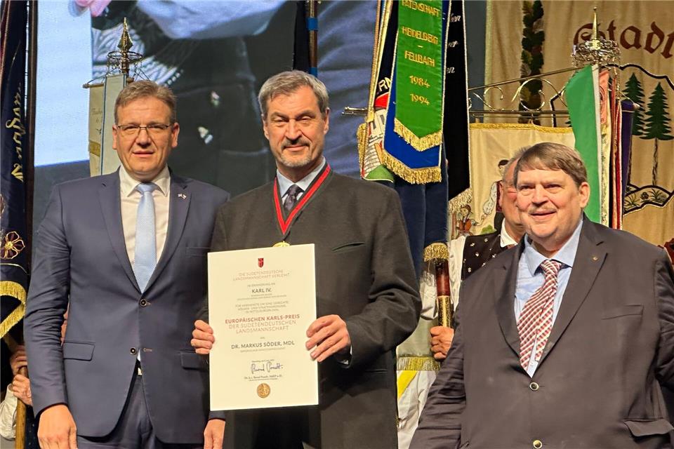 Im Juni trafen sich die Sudetendeutschen in Regensburg und verliehen dem bayerischen Ministerpräsidenten Markus Söder den Europäischen Karls-Preis der Landsmannschaft. Im nächsten Jahr soll das traditionelle Pfingsttreffen nun erstmals in Tschechien stattfinden. (Archivbild)Ute Wessels/dpa