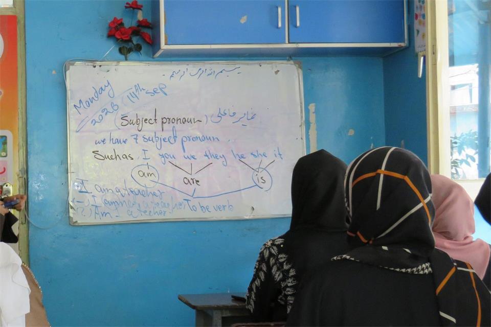 „Im KI-Zeitalter müssen wir einfach alle Englisch können“, sagt eine Englischlehrerin in Afghanistan.Jawad Kohnaward/dpa