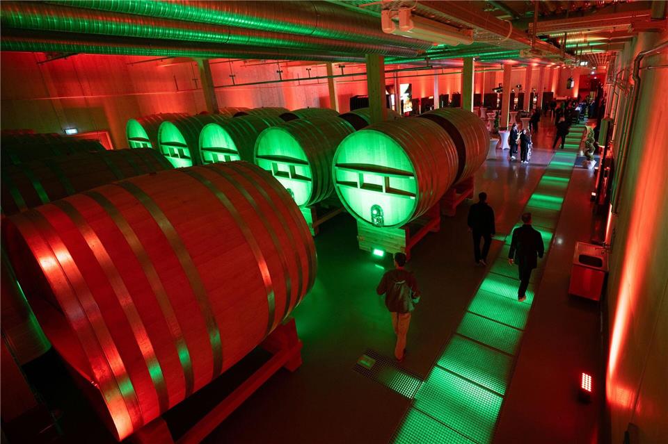 Im Kamenzer Werk wird der Kräuterlikör in Flaschen abgefüllt. Sebastian Kahnert/dpa