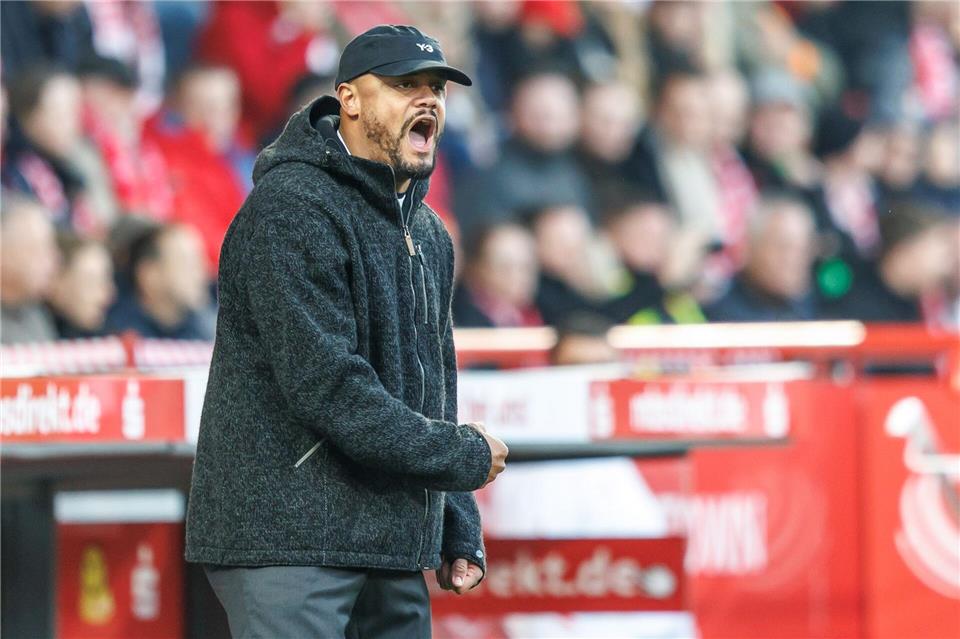 Im Kampf um Bundesliga-Punkte konnte Vincent Kompany erst ganz spät das Münchner 2:2 bejubeln.Andreas Gora/dpa