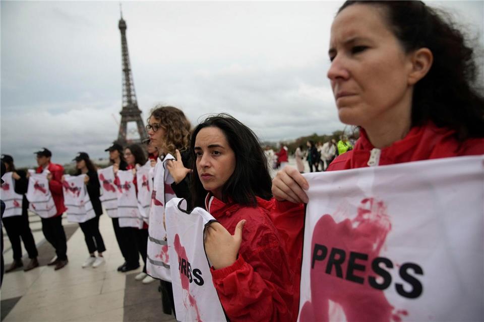 Im Kampf um die Deutungshoheit über den Gaza-Krieg habe sich eine zunehmende Spaltung der Medienlandschaft gezeigt, heißt es in dem Bericht. (Archivbild)Christophe Ena/AP/dpa