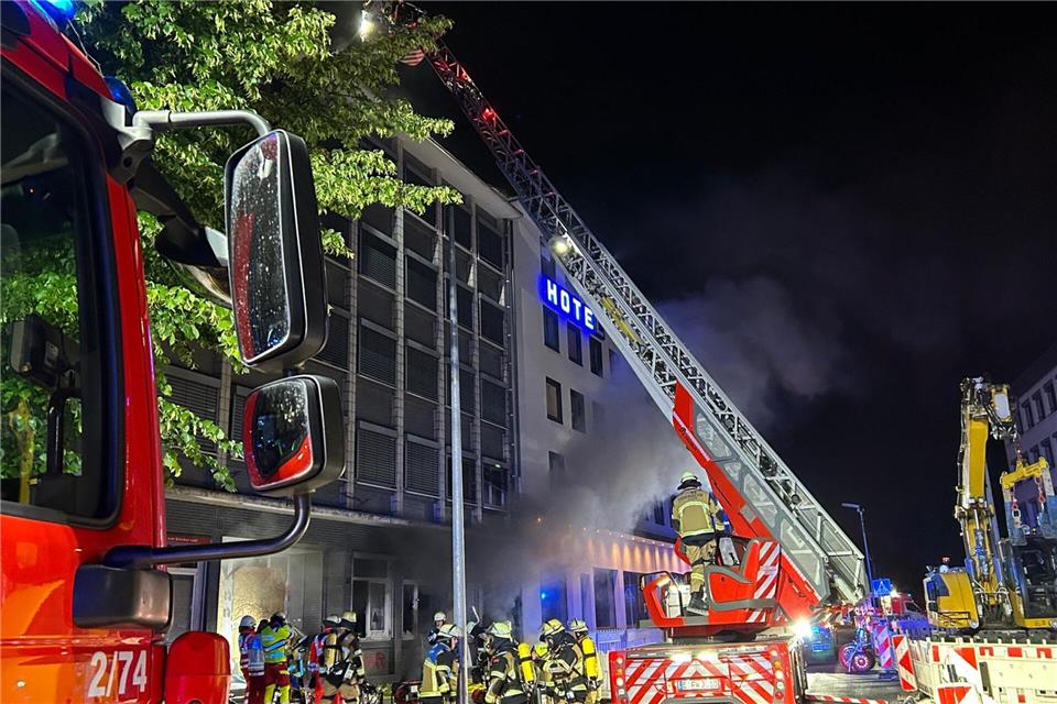 Im Keller des leerstehenden Hauses war ein Brand ausgebrochen - im Obergeschoss hatten Wohnungslose geschlafen.Justin Brosch/dpa