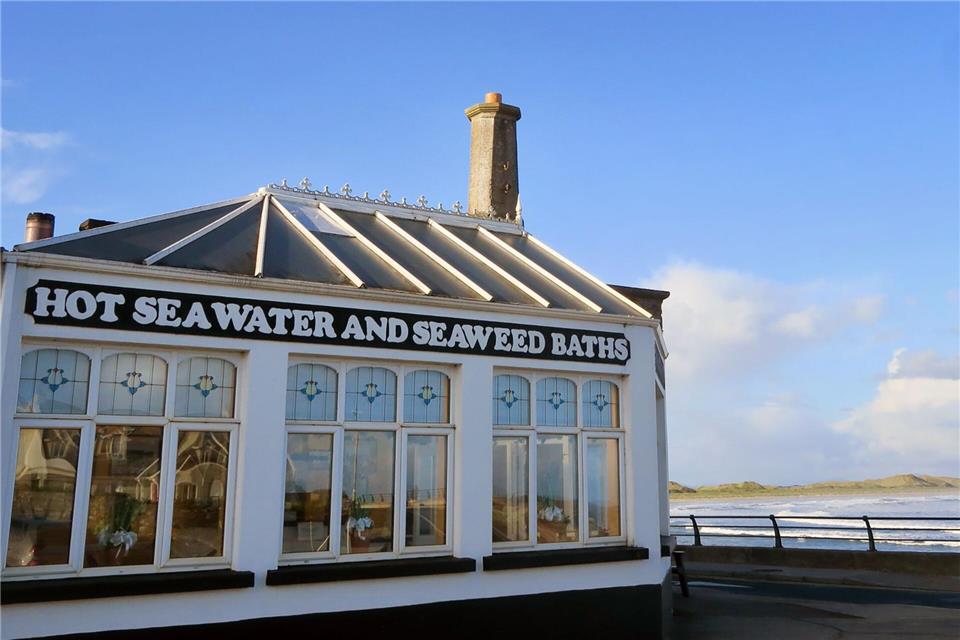 Im Kilcullen Seaweed Bath in Enniscrone können Gäste in Seetang und heißem Meereswasser baden - und auf diese Art Kraft tanken.Daniela David/dpa-tmn