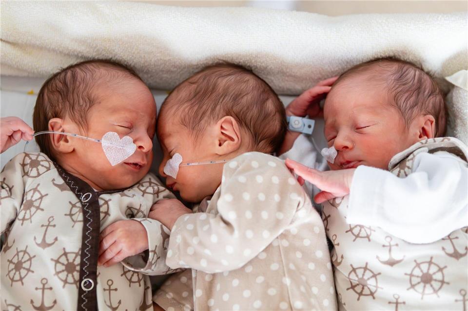 Im Klinikum Bamberg hat eine Mutter eineiige Drillinge zur Welt gebracht.Konstanze Wutschig-Reetz/Klinkum Bamberg/dpa