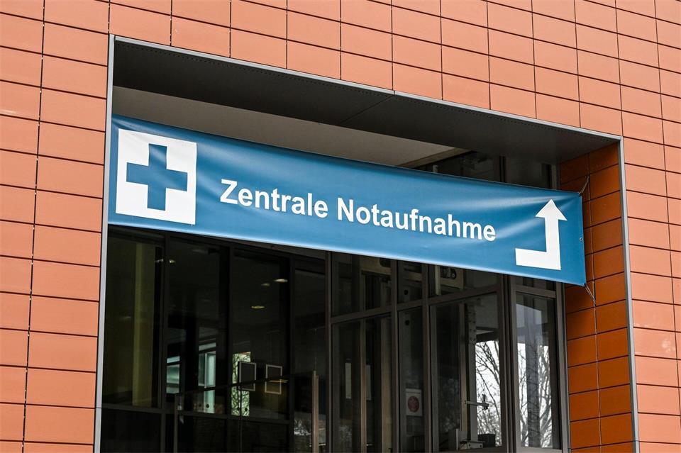 Im Klinikum Ernst von Bergmann in Potsdam wird ein gefäßchirurgischer Notfall aufgearbeitet. (Symbolbild)Jens Kalaene/dpa