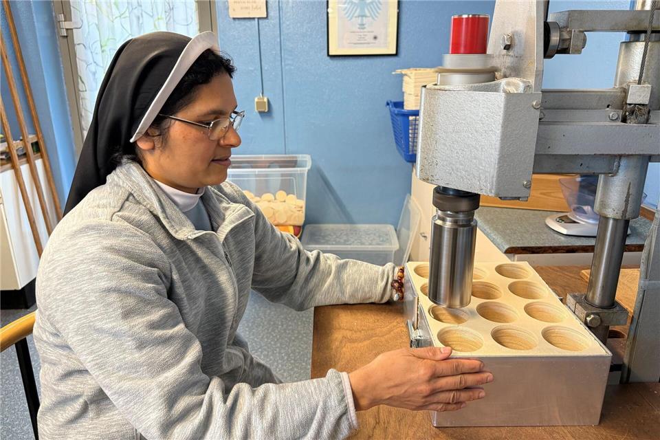 Im Kloster Heilig Kreuz gibt es seit 1958 eine Hostienbäckerei (Archivbild)Birgit Reichert/dpa