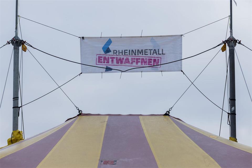 Im Kölner Grüngürtel veranstaltet das Antikriegs-Bündnis „Rheinmetall entwaffnen“ bis Sonntag ein Protestcamp.Rolf Vennenbernd/dpa