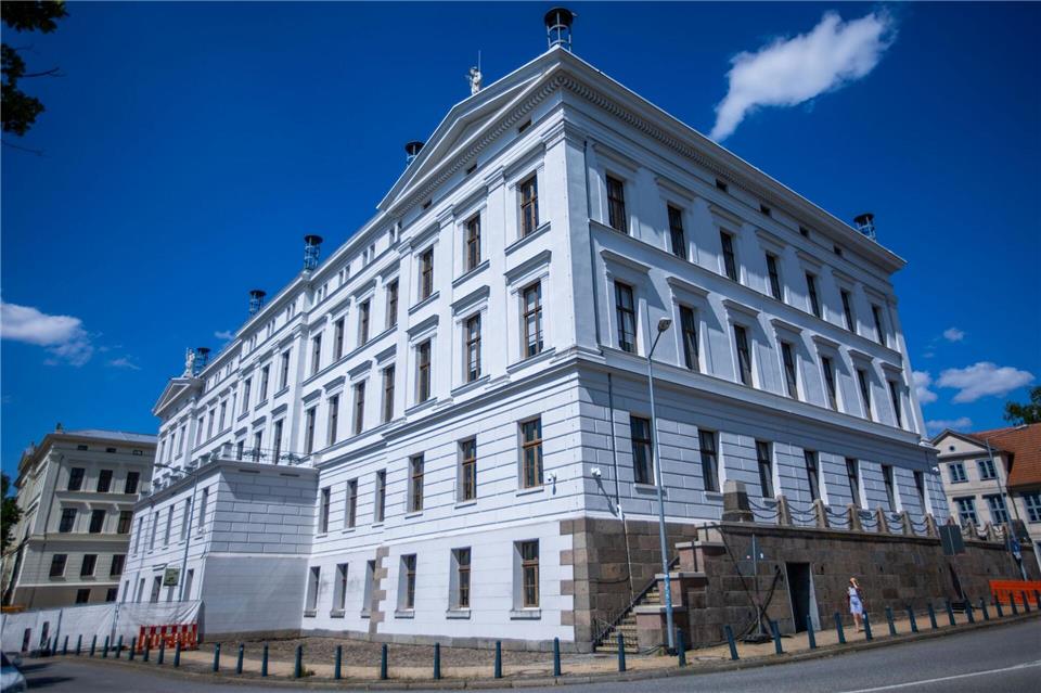 Im Kollegiengebäude hat heute die Staatskanzlei der Landesregierung Mecklenburg-Vorpommerns ihren Sitz. (Archivbild)Jens Büttner/dpa