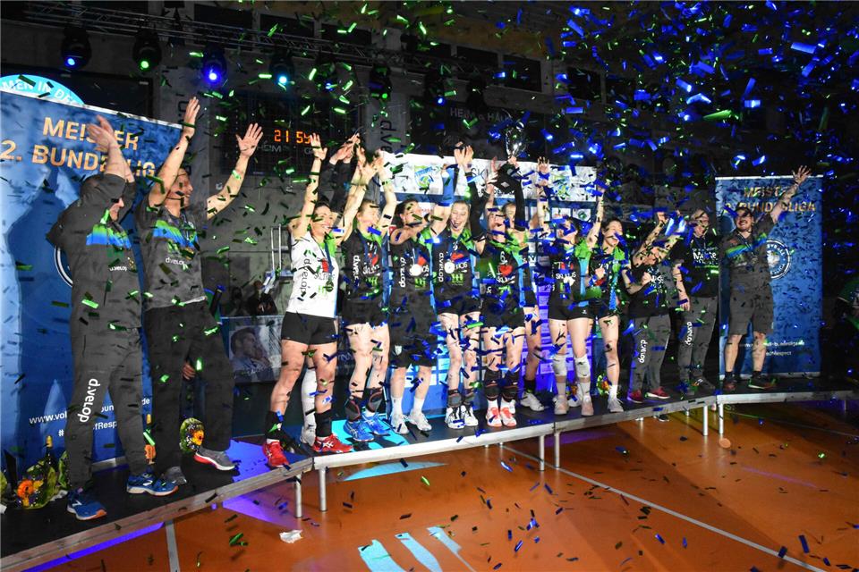 Im Konfettiregen feierten die Skurios Volleys vor drei Jahren ihre zweite Zweitliga-Meisterschaft. Am Samstagabend in der Mergelsberg-Halle dürfte die Meisterparty noch ausgelassener ausfallen. Denn der Borkener Titel wird mit dem Aufstieg in die 1. Bundesliga garniert.