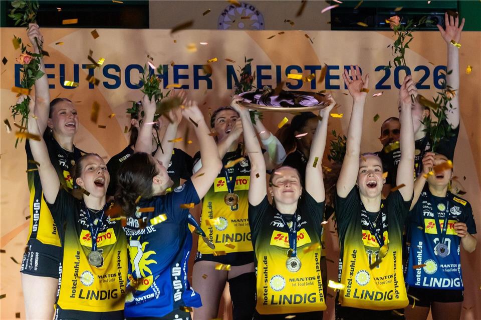 Im Konfettiregen stemmten die Suhlerinnen die Meisterschale in die Luft.Michael Reichel/dpa