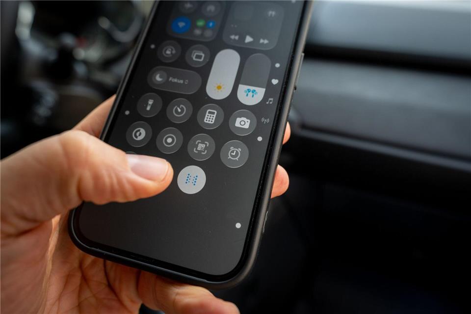 Im Kontrollzentrum des iPhones gibt es ein eigenes Icon mit Punkten zum An- und Ausschalten der Bewegungshinweise.Zacharie Scheurer/dpa-tmn