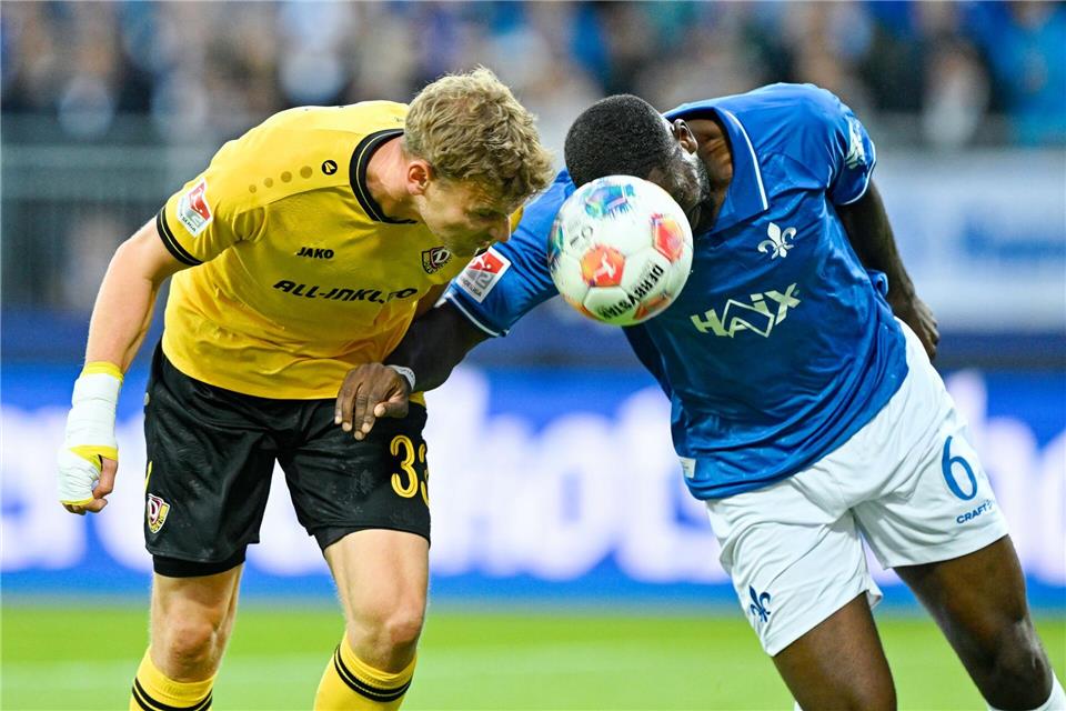 Im Kopfballduell:  Christoph Daferner von Dynamo Dresden (l) und Darmstadts Patric Pfeiffer.Uwe Anspach/dpa