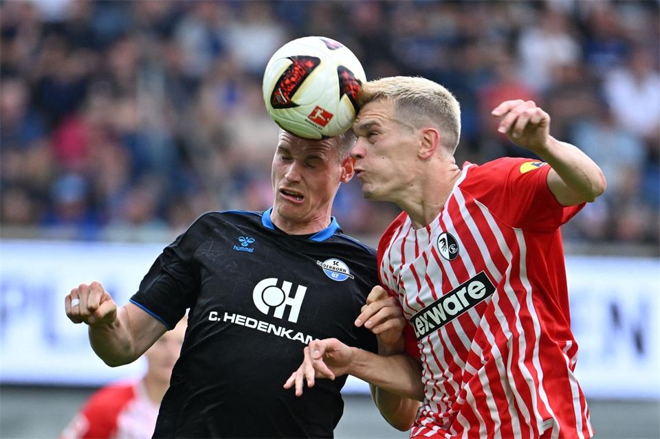 Im Kopfballduell: Freiburgs Matthias Ginter (r) und der Paderborner Steffen Tigges. Swen Pförtner/dpa