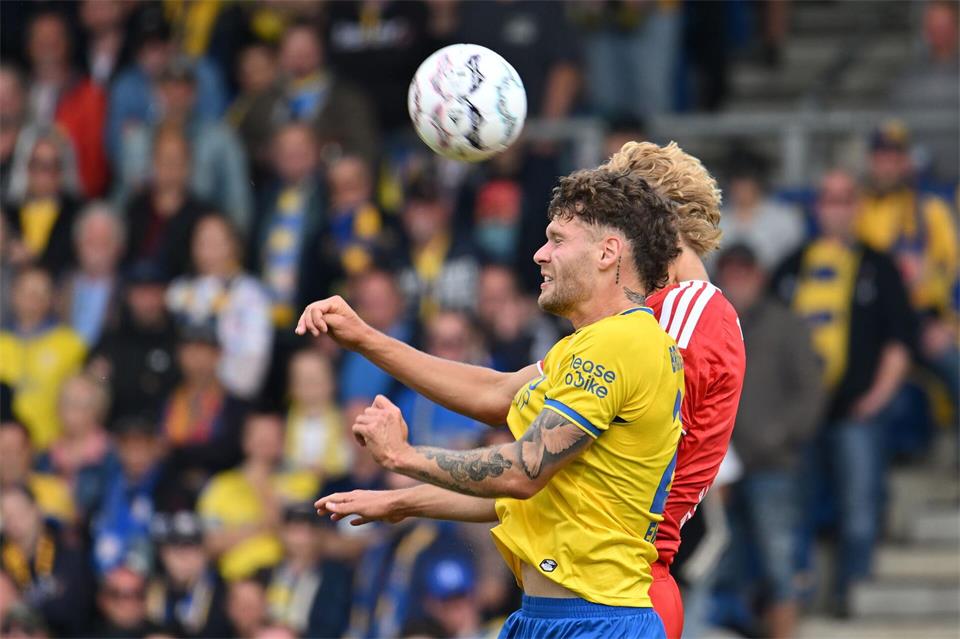 Im Kopfballduell: Kevin Ehlers von Eintracht Braunschweig und Leopold Querfeld vom 1. FC Union Berlin (im Hintergrund).Swen Pförtner/dpa