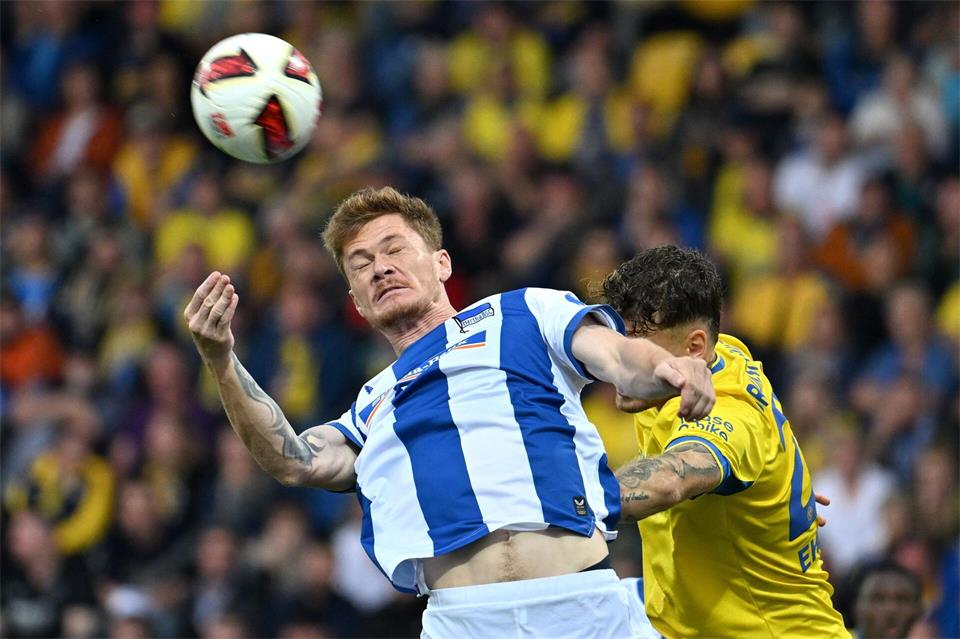 Im Kopfballduell: Sebastian Grönning von Hertha BSC und Kevin Ehlers von Eintracht Braunschweig. Swen Pförtner/dpa