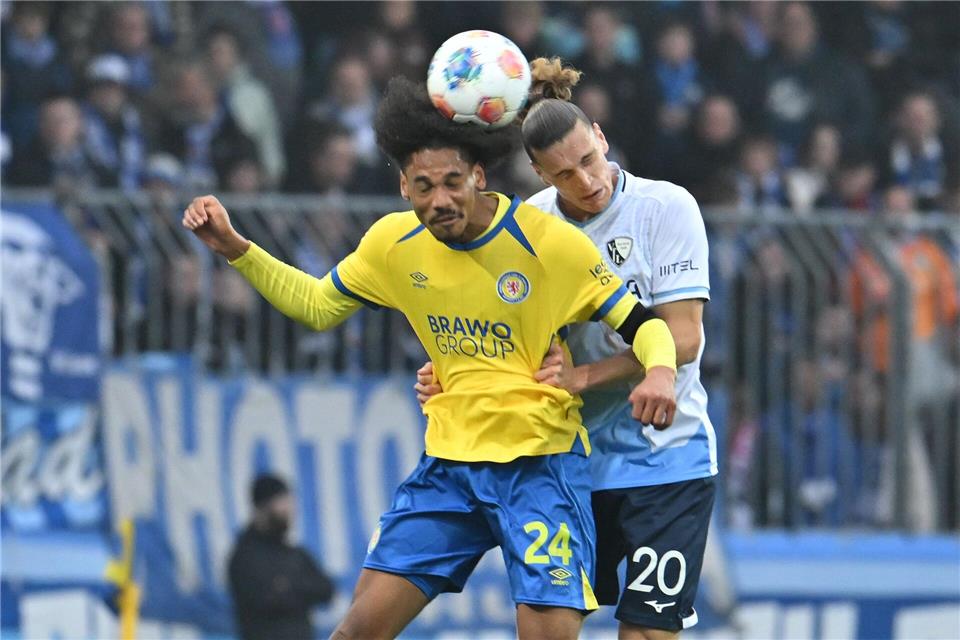 Im Kopfballduell: Sidi Sane (l) von Eintracht Braunschweig und Bochums Noah Loosli.Swen Pförtner/dpa