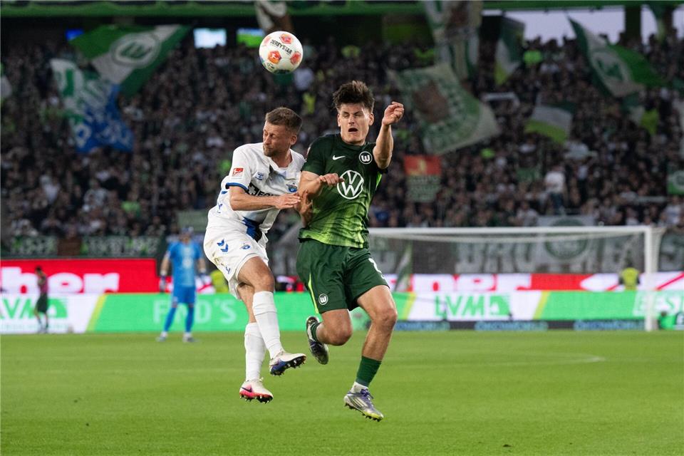 Im Kopfballduell: Wolfsburgs Joakim Maehle (r) und Sebastian Klaas vom SC Paderborn.Julian Stratenschulte/dpa