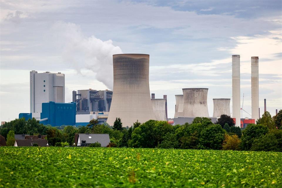 Im Kraftwerk Niederaußem sind zwei Blöcke noch vom Netz. Thomas Banneyer/dpa