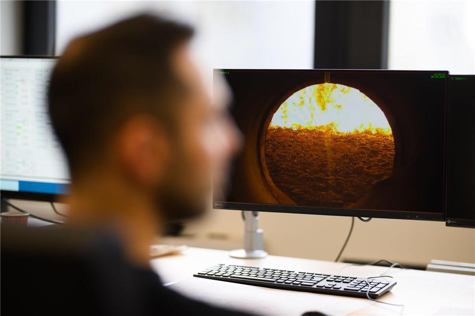 Im Kraftwerk wird das Altholz in mehreren Stufen getrocknet, entzündet und fast verbrannt.Julian Stratenschulte/dpa