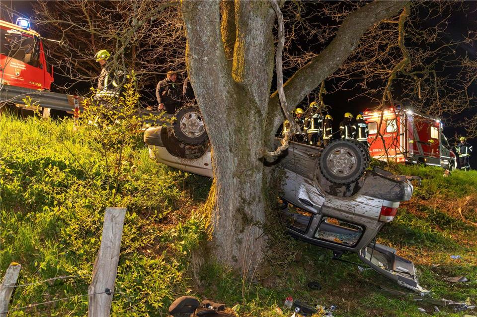 Im Kreis Olpe ist ein Auto von der Straße abgekommen. Mehrere Menschen wurden verletzt.Kai Osthoff/dpa