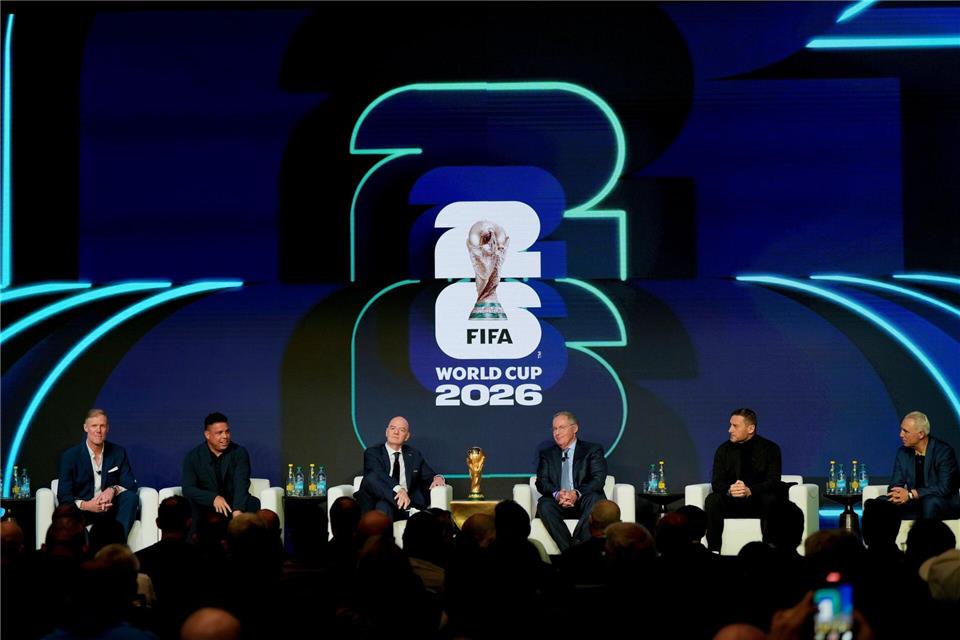 Im Kreise von Fußball-Legenden wie Ronaldo (Zweiter von links) präsentierte FIFA-Chef Infantino (Dritter von links) den Spielplan.Chris Carlson/AP/dpa