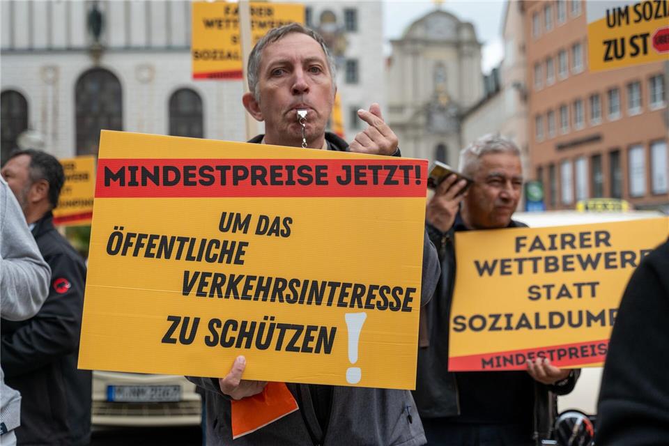 Im Kreisverwaltungsausschuss ging es um Mindestpreise für Fahrdienstanbieter wie Uber oder Bolt. (Archivbild)Leonie Asendorpf/dpa