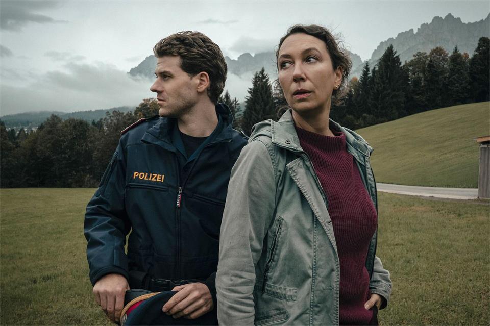 Im Krimi „Tiroler Blut“ spielt Ursula Strauss die Ermittlerin Fanny Gruber. Noah L. Perktold ist als Grubers Sohn Tobi zu sehen. Pascal Bilgeri/ARD Degeto Film/ORF/filmpool fiction GmbH/Rundfilm/dpa