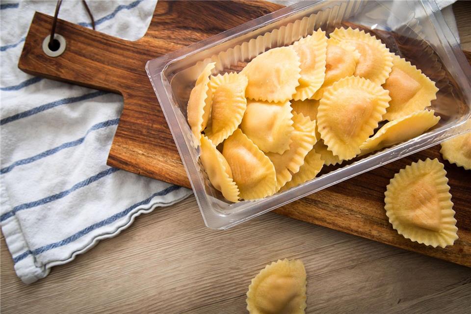 Im Kühl-Regal gibt es verschiedene frische Pasta, etwa auch Ravioli. Die sind nach ein paar Minuten gar oder braun gebraten und können dann einfach mit in die Pfanne. picture alliance / dpa-tmn
