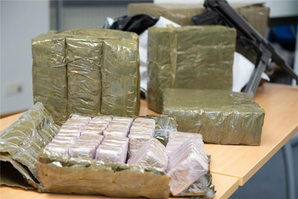 Im Kühlschrank eines mutmaßlichen Drogenschmugglers finden Zollbeamte Haschisch - getarnt als Dubai-Schokolade. (Symbolbild)Timm Schamberger/dpa