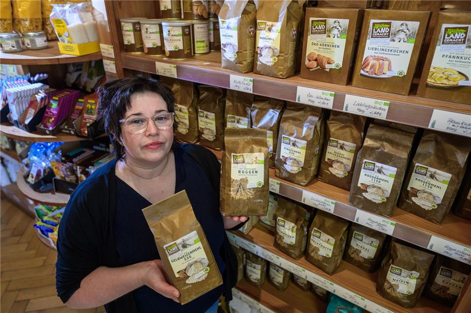 Im Laden der Rolle-Mühle präsentiert Geschäftsführerin Anne Rolle-Baldauf Produkte aus alten Getreidesorten. Hendrik Schmidt/dpa