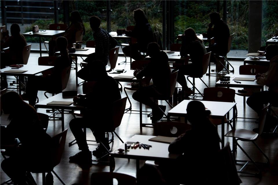 Im Land haben 27.604 Schülerinnen und Schüler ihre Abschlussprüfungen bestanden. (Symbolbild)Sven Hoppe/dpa