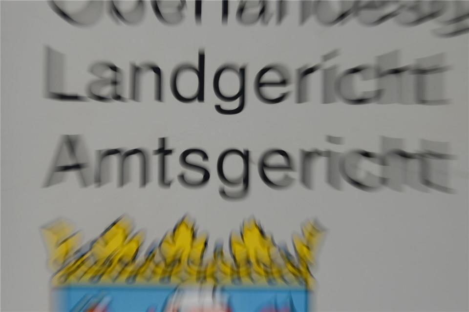 Im Landgericht hat ein Prozess gegen einen alten Mann wegen mutmaßlichen Totschlags begonnen. (Symbolbild)Arne Dedert/dpa