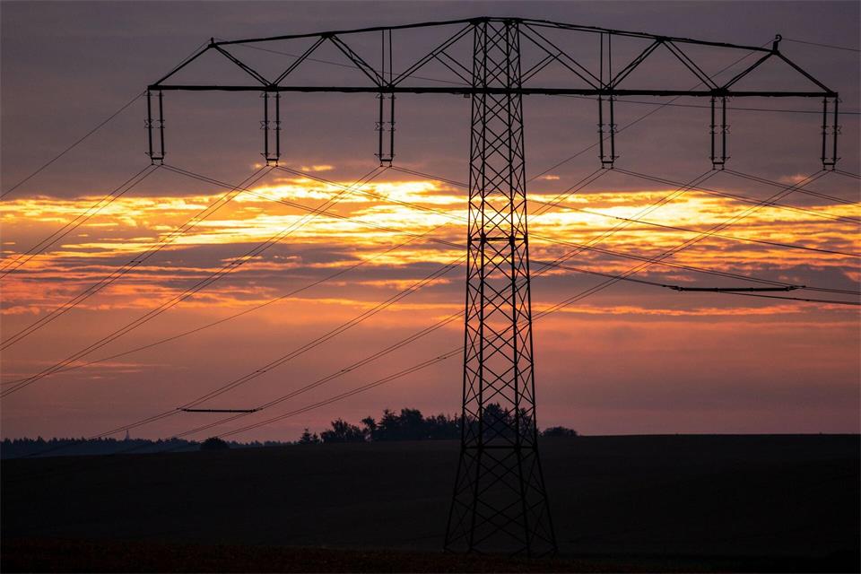 Im Landkreis Mecklenburgische Seenplatte beschädigte ein Sturm nicht nur Strommasten, sondern erschwerte auch die Reparaturen. (Symbolbild)Jens Büttner/dpa-Zentralbild/ZB