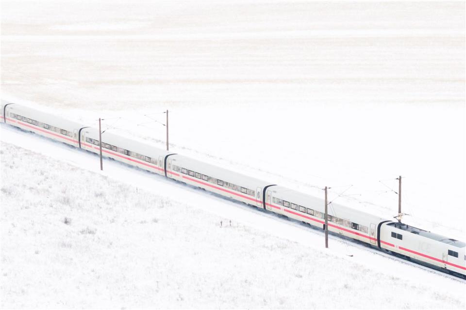 Im Landkreis Peine musste ein liegengebliebener ICE geräumt werden. (Symbolbild)  Julian Stratenschulte/dpa