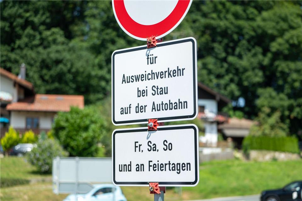 Im Landkreis Rosenheim gibt es bereits an bestimmten Tagen das Verbot, bei Stau die Autobahn zu verlassen. (Archivbild)Leonie Asendorpf/dpa