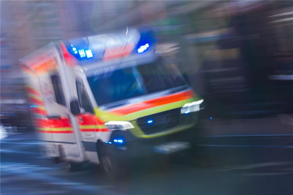 Im Landkreis Rostock wurden bei einem Autounfall eine Frau schwer und weitere Menschen leicht verletzt. (Symbolbild)Jens Büttner/dpa