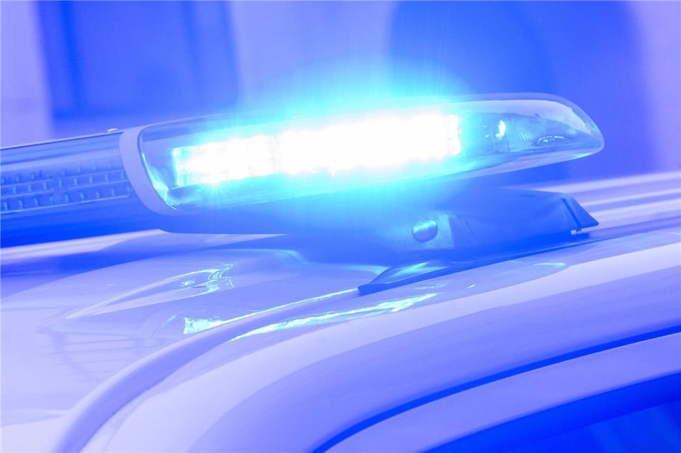 Im Landkreis Stadt ist ein 21-Jähriger bei einem Autounfall schwer verletzt worden. (Symbolbild)Julian Stratenschulte/dpa