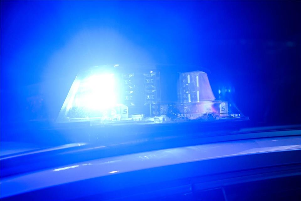 Im Landkreis Uelzen wird ein 26-Jähriger bei einem Autounfall aus einem offenen Cabrio geschleudert. (Symbolbild)Julian Stratenschulte/dpa