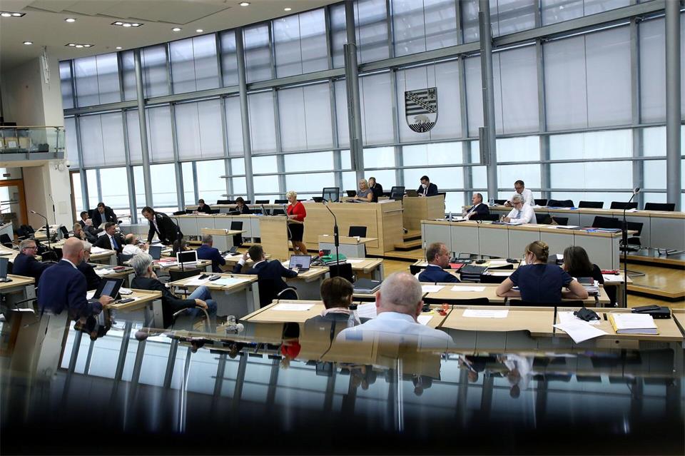 Im Landtag von Sachsen-Anhalt sind 27,8 Prozent der Abgeordneten Frauen. (Archivbild)Ronny Hartmann/dpa-Zentralbild/dpa
