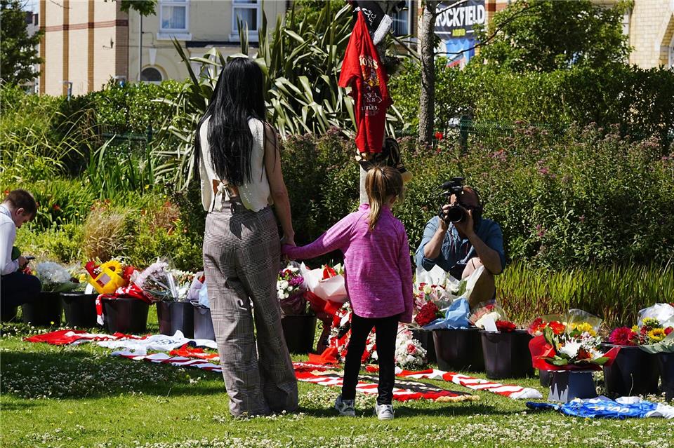 Im Laufe des Tages legten immer mehr Menschen Blumen und Fanartikel nieder.Peter Byrne/PA Wire/dpa