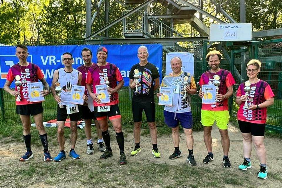 Im Laufschritt den Funkturm auf dem Rekener Melchenberg ging’s für (von links) Mario Stößel (Platz 2), Matthias Gall (Platz 1), Patrick Victor (Platz 4) und Oliver Seipp (Platz 3) über die Marathon-Strecke sowie im Halbmarathon für Martin van Riesen (Platz 2), Jann Saueressig (Platz 3), Alexander Emming (Sieger) und die einzige Frau Anne von der Haar.