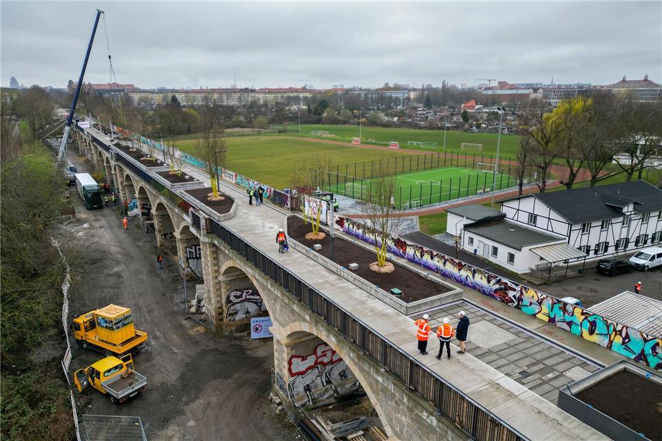 Im Leipziger Osten wird ein alter Viadukt bepflanzt.Jan Woitas/dpa