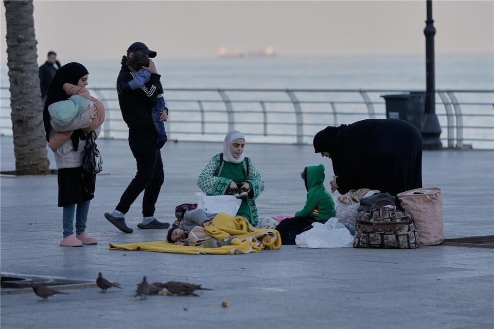 Im Libanon treibt der Krieg erneut Hunderttausende Menschen aus ihren Wohngebieten.Bilal Hussein/AP/dpa