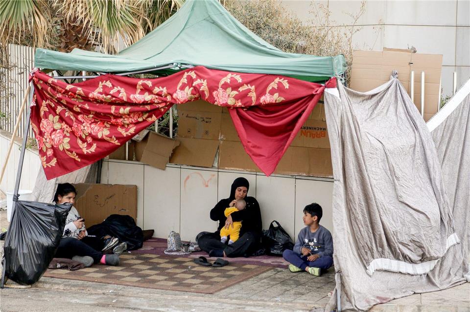 Im Libanon wurden Hunderttausende Menschen durch den Krieg vertrieben. (Archivbild)Marwan Naamani/dpa