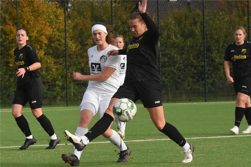 Im Lokalderby vor heimischer Kulisse setzte sich der FC Marbeck (hier mit Anna-Lena de Kleine, rechts) gegen Melanie Schoppen und den SC Reken mit 5:1 durch.