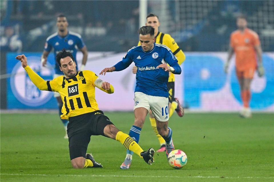 Im März 2023 gab es das bislang letzte Revierderby zwischen Schalke und Dortmund. (Archivbild) David Inderlied/dpa