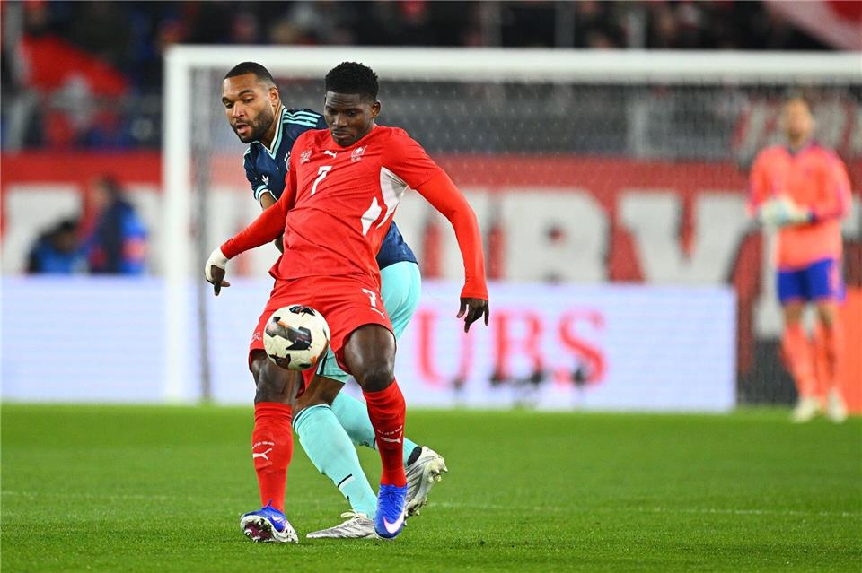 Im März verloren Embolo (v.) und die Schweiz ein Testspiel gegen Deutschland mit 3:4.Tom Weller/dpa