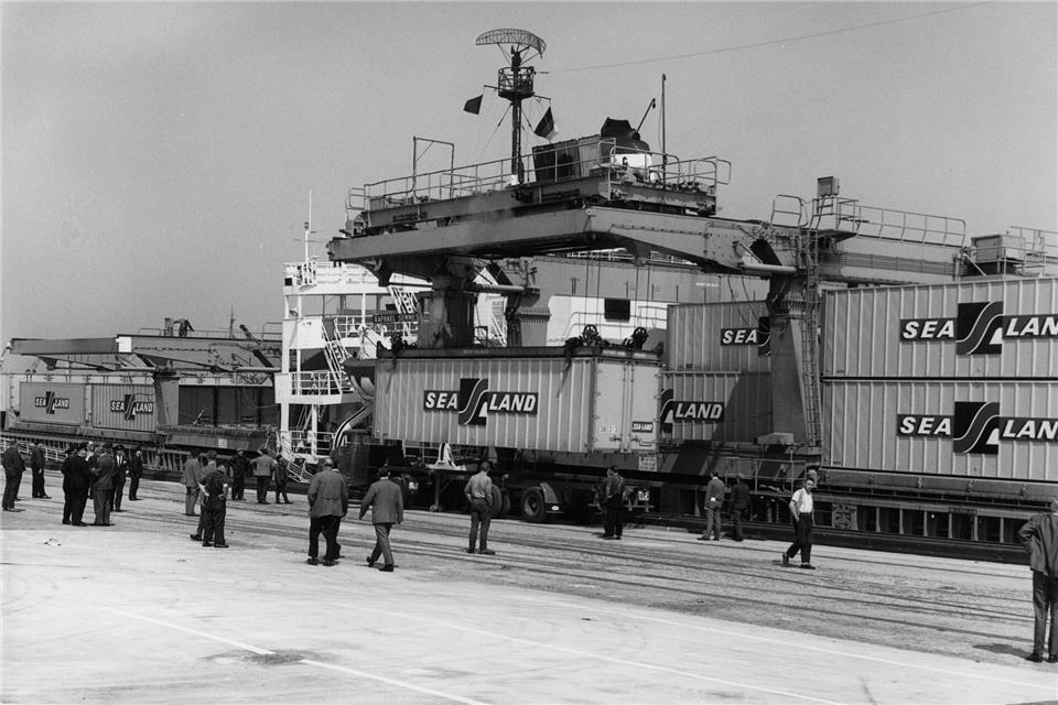 Im Mai 1966 wurden die ersten Container in einem deutschen Hafen an Land gebracht - in Bremen. -/BLG LOGISTICS/dpa